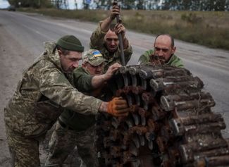 Украинские военные грузят гусеницу от подбитого российского бронетранспортера в свою машину возле города Изюма Харьковской области. Изюм был захвачен российскими войсками в начале апреля. ВСУ вернули контроль над городом в начале сентября. Власти Изюма после ухода российских сил заявляли, что в ходе боев за город и во время оккупации погибло не менее тысячи жителей — без учета умерших из-за отсутствия доступа к медицинской помощи