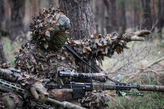 Снайперы Центрального военного округа во время выполнения боевой задачи на Краснолиманском направлении. Фотографии сняты 14 июня, опубликованы спустя две недели