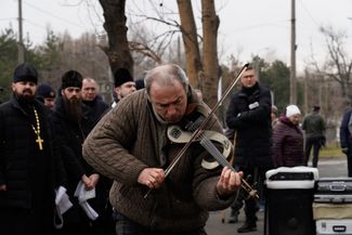 Панихида во дворе дома на 40-й день после трагедии