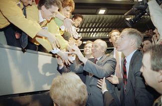 Gorbachev’s first trip to the United States after his resignation. The former president meets brokers on the floor of the Chicago Stock Exchange. May 1, 1992