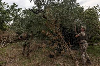 Украинские военные маскируют свои артиллерийские позиции