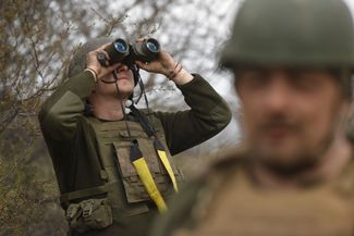 Боец 57-й отдельной мотопехотной бригады ВСУ в окрестностях Бахмута. Бригада была сформирована осенью 2014 года и стала одной из первых мотопехотных бригад в сухопутных войсках Украины. В мае 2019 года подразделению было присвоено имя казачьего атамана Костя Гордиенко, в XVIII веке выступившего против Петра Первого. Ее постоянное место дислокации — Новая Каховка Херсонской области