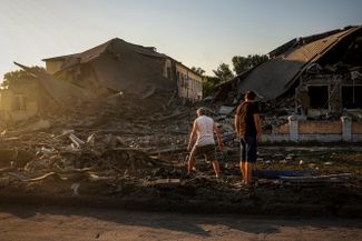 В Дружковке Донецкой области под обстрел попала школа. Глава областной военной администрации Павел Кириленко обвинил в нем Россию, он также сообщил, что пострадавших в результате удара не было