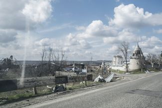 Руины Свято-Георгиевского скита в селе Долина на дороге из Славянска в Изюм. Скит, принадлежащий Святогорской лавре, был оставлен монахами в марте 2022 года. Само село было оккупировано российскими войсками до осени, после чего в Долине не осталось ни одного уцелевшего здания. Первая после освобождения села служба на развалинах храма прошла в ноябре