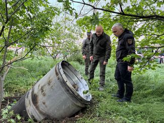 Глава Одесской областной военной администрации Олег Кипер и мэр Одессы Геннадий Труханов осматривают фрагмент российской ракеты, сбитой силами ПВО