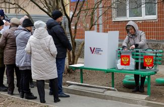 Мобильный пункт для досрочного голосования в Донецке, 10 марта