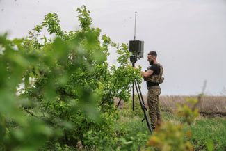 Военнослужащий бригады «Эдельвейс» устанавливает антенну перед запуском беспилотника «Лелека-100»<br>