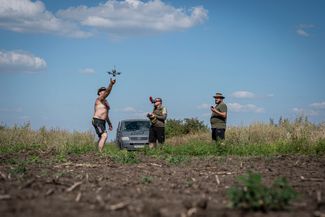 Бойцы ВСУ тестируют самодельные дроны