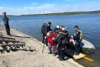 Украинские спасатели эвакуируют пожилых жителей Волчанска — города в пяти километрах от границы России и Украины, который активно обстреливают российские войска