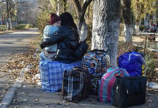 Жительница Херсонской области с ребенком в Джанкое. Оккупационные власти региона <a href="https://meduza.bypassnews.online/news/2022/11/07/okkupatsionnye-vlasti-zayavili-o-prekraschenii-evakuatsii-iz-hersona-na-levyy-bereg-dnepra" rel="noopener noreferrer" target="_blank">объявили</a> об «эвакуации» мирных жителей с правого берега Днепра, на котором стоит Херсон, на левый, расположенный ближе к аннексированному Крыму, еще в октябре. По <a href="https://www.rbc.ua/ukr/news/rosiyi-nazvali-kilkist-lyudey-vivezenih-iz-1668007986.html" rel="noopener noreferrer" target="_blank">данным</a> российской стороны, всего из оккупированной на тот момент части области вывезли более 100 тысяч человек