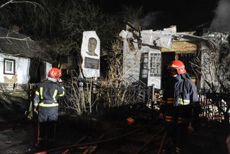 Пожарные возле разрушенного музея Романа Шухевича в Белогорском районе Львова