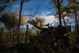 Украинские военные стреляют из польской 155-миллиметровой гусеничной самоходной артиллерийской установки Krab на позиции в Донецкой области в ответ на атаки армии РФ. По <a href="https://zi.ua/news/operativnaya-situatsiya-po-oblasti-po-sostoyaniyu-na-utro-19-oktyabrya_188520/" rel="noopener noreferrer" target="_blank">данным</a> Донецкой областной военной администрации, российские войска продолжают активно обстреливать донецкое направление. Под огонь попали Марьинская громада и Авдеевка. Информация о пострадавших не поступала