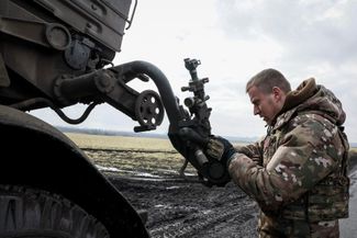 Украинский военнослужащий с позывным «Скорпион» готовится к стрельбе из системы залпового огня «Град»