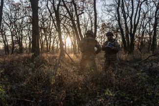 Военнослужащие ВСУ определяют местоположение российских позиций под Бахмутом для последующего нанесения артиллерийского удара