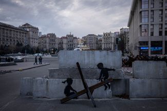 Противотанковые ежи на майдане Незалежности в Киеве. На бетонном блоке, установленном за одним из них, нарисовано граффити с детьми, качающимися на еже как на качелях