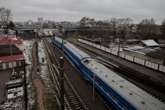 Поезд из Тересполя возвращается в Брест вместе с беженцами, которых развернули польские пограничники. 13 ноября 2016 года