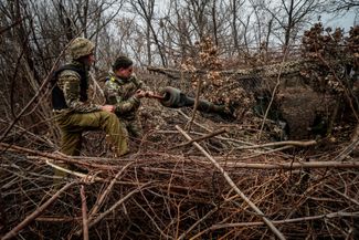 Военнослужащие 65-й механизированной бригады ВСУ чистят ствол гаубицы «Гвоздика»