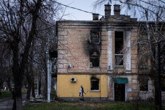 Граффити в стиле Бэнкси на стене разрушенного здания в Гостомеле, недалеко от аэропорта Антонов