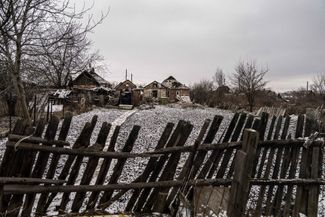 Очеретино много месяцев находится практически <a href="https://meduza.bypassnews.online/feature/2024/03/15/chto-izvestno-ob-atakah-gur-ukrainy-rossiyskoy-granitsy-pochemu-nastuplenie-vs-rf-zabuksovalo-posle-vzyatiya-avdeevki-i-skolko-rossiyskih-voennyh-pogiblo-na-nachalo-fevralya" rel="noopener noreferrer" target="_blank">на линии фронта</a>. Поселок сильно разрушен