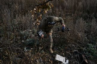 Боец ВСУ готовит дрон к запуску