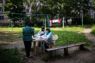 Voting in the courtyard of an apartment complex in Tver. June 28, 2020.