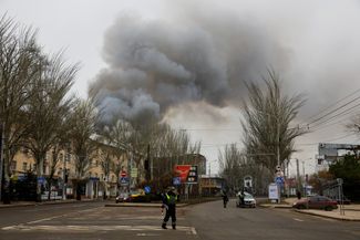 Полицейский на одной из улиц Донецка после обстрела ВСУ