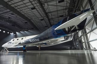 Космический корабль Virgin Spaceship Unity в ангаре в пустыне Мохаве в Калифорнии, где проходила презентация