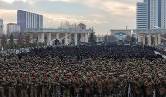 Бойцы спецподразделений во время построения в Грозном в честь визита Скотта Риттера