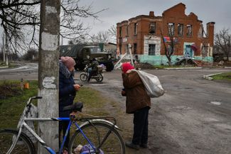 Грузовик с гуманитарной помощью в поселке Дробышево Донецкой области. Дробышево входит в Лиманскую городскую общину: 1 октября силы ВСУ вернули контроль над Лиманом после отступления российской армии «на более выгодные позиции» — так маневр <a href="https://meduza.bypassnews.online/feature/2022/10/01/ukrainskie-voennye-voshli-v-liman-glavnoe" rel="noopener noreferrer" target="_blank">называли</a> в Минобороны РФ