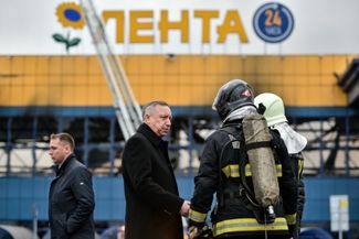 Alexander Beglov at the scene of a fire in the fall of 2018. At the time, he had a habit of showing his face at the scene of emergencies. 