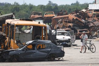 Сгоревшие автомобили на улице Мариуполя