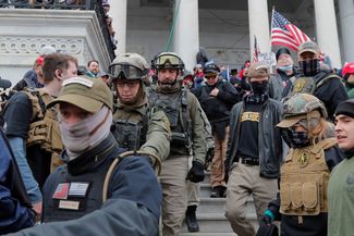 В отличие от Proud Boys, члены Oath Keepers не скрывали своей принадлежности и участвовали в штурме в военной экипировке с эмблемами организации