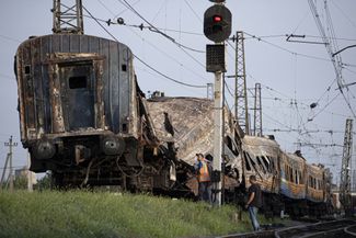 Поезд на станции Чаплино после российских <a href="https://meduza.bypassnews.online/feature/2022/08/25/rossiya-obstrelyala-poselok-chaplino-v-dnepropetrovskoy-oblasti" rel="noopener noreferrer" target="_blank">обстрелов</a> 24 августа. В результате ударов погибли 25 человек, в их числе двое детей