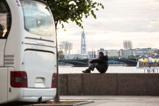 Вид на Биржевой мост и стадион Петровский с Дворцовой набережной<br>