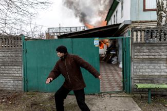 According to witnesses, despite civilians’ attempts to evacuate from Irpen, Russian troops continued to bomb the city. Ukrainian journalist Andrey Dubchak claims that Russians intentionally fired mortar shells at the bridge — the only path out of the city