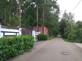 The wall guarding Joseph Kobzon’s residence; further, the wall guarding the “Rushichi” guesthouse.