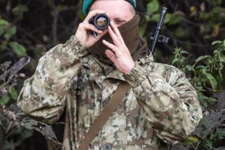 A Belarusian border guard on the border with Poland. According to many <a href="https://meduza.bypassnews.online/en/feature/2021/07/30/flawed-from-a-human-rights-perspective" target="_blank">media reports</a>, Belarus is deliberately allowing migrants from the Middle East and Africa to reach the border. August 20, 2021. 