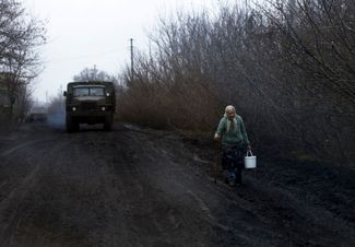 Пожилая женщина на дороге недалеко от Бахмута