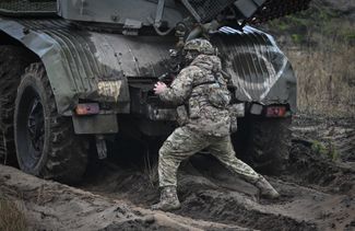 Российский военный готовится к стрельбе 