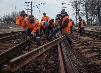 Рабочие ремонтируют железнодорожные пути в Харьковской области. С августа ВСУ при помощи артиллерии, полученной от Запада (особенно РСЗО HIMARS с высокоточными и дальнобойными ракетами), <a href="https://meduza.bypassnews.online/feature/2022/11/25/voyna-uvyazla-v-osenney-rasputitse-chto-dalshe" rel="noopener noreferrer" target="_blank">наносили</a> удары по железнодорожным станциям в Донбассе и в Харьковской области, а также по складам боеприпасов рядом с ними. Таким образом Украина смогла нарушить снабжение российских войск и получить преимущество при контрнаступлении