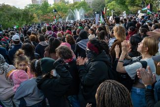 В центре Вашингтона на акции одновременно собрались сторонники Палестины и Израиля. Произраильская демонстрация, судя по фото с места событий, по числу участников заметно уступала акции в поддержку палестинцев.