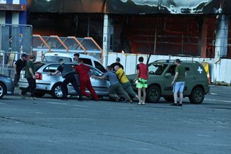 Харьковчане помогают пожарным, отгоняя машины, блокирующие подступы к гипермаркету