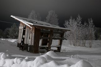 Заброшенная автобусная остановка в поселке при седьмом шлюзе