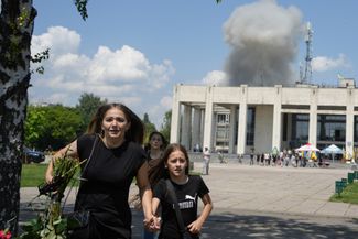 Жители Первомайского бегут от места удара, над которым поднимается дым