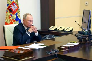 Путин <a href="https://meduza.bypassnews.online/news/2022/10/19/putin-podpisal-ukaz-o-voennom-polozhenii-na-anneksirovannyh-territoriyah-ukrainy" rel="noopener noreferrer" target="_blank">подписал</a> указ о введении военного положения на аннексированных территориях Украины — самопровозглашенных ДНР и ЛНР и оккупированных частях Херсонской и Запорожской областей. Согласно <a href="http://kremlin.ru/events/president/news/69632" rel="noopener noreferrer" target="_blank">указу</a>, в аннексированных регионах будет создана «территориальная оборона», еще в восьми регионах РФ вводится «средний уровень реагирования», в Центральном и Южном федеральных округах — «уровень повышенной готовности», а в остальных субъектах РФ — «уровень базовой готовности»