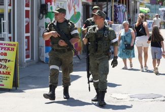 Сотрудники военной полиции на городском рынке