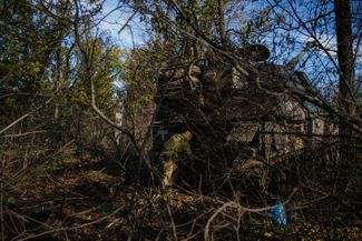 Польская артиллерийская установка Krab в лесу рядом с передовой в Донецкой области