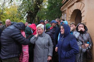 Родственники мобилизованных у военкомата в Иванове. Главы Якутии и Севастополя Айсен Николаев и Михаил Развожаев и губернаторы Магаданской и Владимирской областей Сергей Носов и Александр Авдеев уже раскритиковали кампанию по мобилизации, сообщив, что некоторых граждан призвали «по ошибке». Также известны случаи в Саратовской, Волгоградской и Нижегородской областях и Бурятии, когда незаконно мобилизованных граждан возвращали домой после того, как забрали на войну. Это происходило после того, как о них начинали писать в СМИ