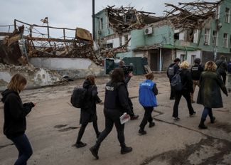 Журналисты в городе Балаклея, освобожденном украинскими войсками. 13 сентября 2022 года