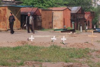 Могилы на одной из улиц города. «Народный комендант» Рубежного (с позывным «Камброд») <a href="https://ria.ru/20220512/boi-1788038162.html" rel="noopener noreferrer" target="_blank">сообщил</a> агентству РИА Новости, что город находится под контролем самопровозглашенной ЛНР, однако бои продолжаются